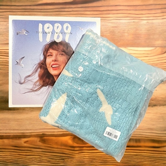 Taylor Swift 1989 Taylor’s Version Blue Cable Knit Seagull Cardigan NEW Size M/L - Picture 2 of 13
